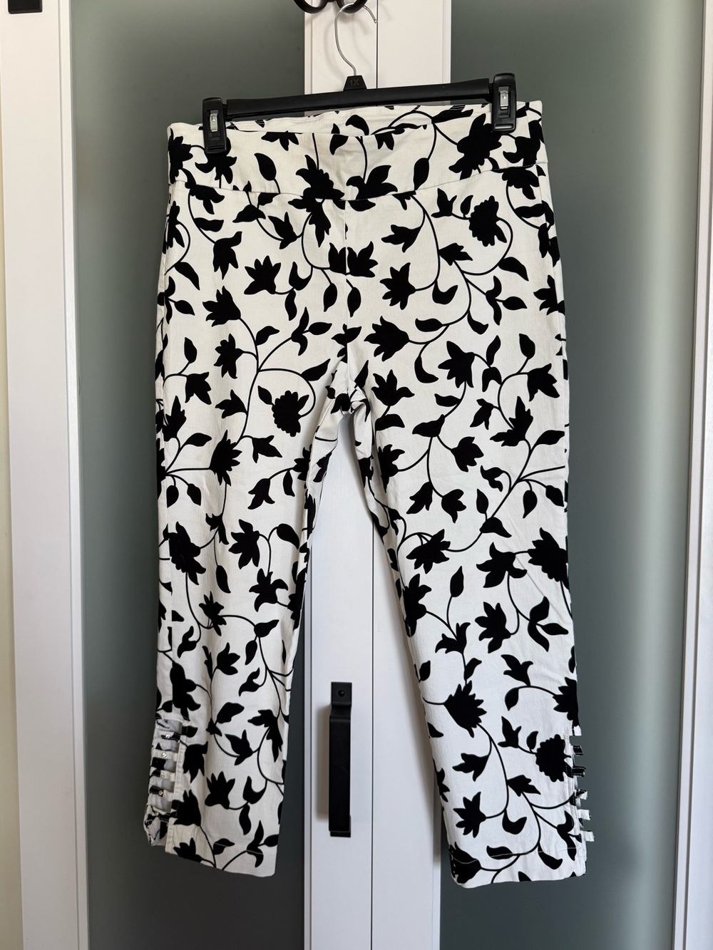Attyre Black and White Floral Stretch Capris/Cropped Pants